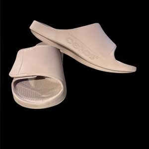 OOFOS Women's Creamy Lilac recovery sandals. Gently worn excellent condition.